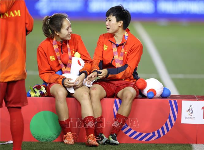 Trong ảnh: Các cầu thủ tuyển nữ Việt Nam nhận Huy chương vàng bóng đá nữ SEA Games 30. Ảnh: TTXVN