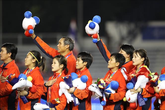Trong ảnh: Các cầu thủ tuyển nữ Việt Nam nhận Huy chương vàng bóng đá nữ SEA Games 30. Ảnh: TTXVN
