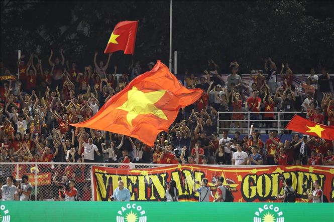 Trong ảnh: Hàng ngàn cổ động viên Việt Nam trên sân Rizal Memorial (Philippines) vui mừng sau khi tuyển nữ lần thứ 6 vô định SEA Games. Ảnh: TTXVN
