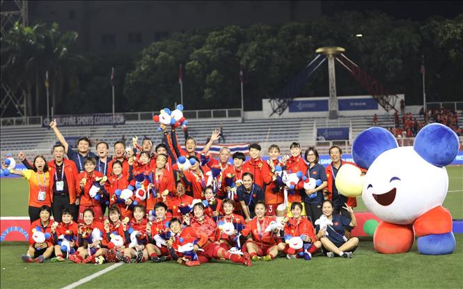 Trong ảnh: Các cầu thủ tuyển nữ Việt Nam lần thứ 6 vô địch SEA Games. Ảnh: TTXVN