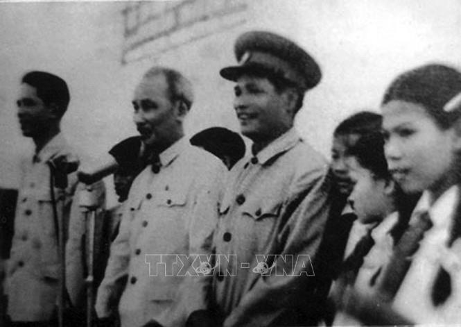 1. Đại tướng Nguyễn Chí Thanh (1914 – 1967) từng công tác ở nhiều lĩnh vực chính trị khác nhau và đều có khả năng phát triển lĩnh vực đó nên còn được gọi là 