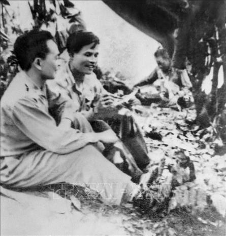 1. Đại tướng Nguyễn Chí Thanh (1914 – 1967) từng công tác ở nhiều lĩnh vực chính trị khác nhau và đều có khả năng phát triển lĩnh vực đó nên còn được gọi là 