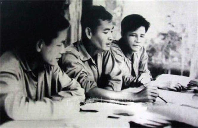 1. Đại tướng Nguyễn Chí Thanh (1914 – 1967) từng công tác ở nhiều lĩnh vực chính trị khác nhau và đều có khả năng phát triển lĩnh vực đó nên còn được gọi là 