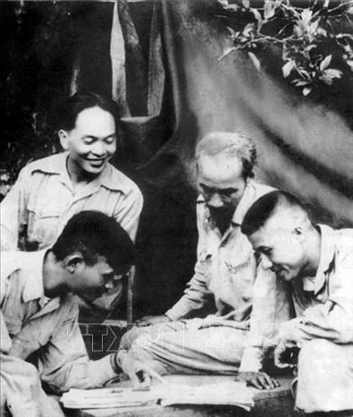 1. Đại tướng Nguyễn Chí Thanh (1914 – 1967) từng công tác ở nhiều lĩnh vực chính trị khác nhau và đều có khả năng phát triển lĩnh vực đó nên còn được gọi là 