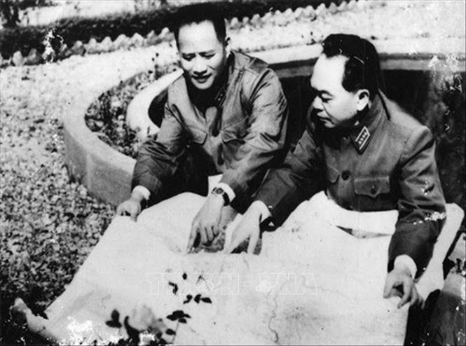 2. Đại tướng Hoàng Văn Thái (1915 – 1986) là một trong 34 chiến sĩ đầu tiên của Đội Việt Nam Tuyên truyền Giải phóng quân cùng với Đại tướng Võ Nguyên Giáp, một trong những vị tướng đầu tiên, có ảnh hưởng quan trọng trong sự hình thành và phát triển của QĐND Việt Nam, Tham mưu trưởng đắc lực bên cạnh Đại tướng Võ Nguyên Giáp trong nhiều chiến dịch quan trọng. Từng giữ nhiều vị trí quan trọng trong hai cuộc kháng chiến chống Pháp, Mỹ, với tài năng và sự cống hiến của mình, Đại tướng Hoàng Văn Thái là con người ưu tú, vị anh hùng dân tộc xuất sắc dưới thời đại Hồ Chí Minh. Trong ảnh: Tướng Hoàng Văn Thái báo cáo tình hình chiến trường miền Nam với Đại tướng Võ Nguyên Giáp. Ảnh: Tư liệu/TTXVN phát