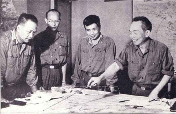 2. Đại tướng Hoàng Văn Thái (1915 – 1986) là một trong 34 chiến sĩ đầu tiên của Đội Việt Nam Tuyên truyền Giải phóng quân cùng với Đại tướng Võ Nguyên Giáp, một trong những vị tướng đầu tiên, có ảnh hưởng quan trọng trong sự hình thành và phát triển của QĐND Việt Nam, Tham mưu trưởng đắc lực bên cạnh Đại tướng Võ Nguyên Giáp trong nhiều chiến dịch quan trọng. Từng giữ nhiều vị trí quan trọng trong hai cuộc kháng chiến chống Pháp, Mỹ, với tài năng và sự cống hiến của mình, Đại tướng Hoàng Văn Thái là con người ưu tú, vị anh hùng dân tộc xuất sắc dưới thời đại Hồ Chí Minh. Trong ảnh: Trung tướng Hoàng Văn Thái (bên trái) họp với các đồng chí lãnh đạo Trung ương Cục Miền Nam, năm 1967. Ảnh: Tư liệu/TTXVN phát