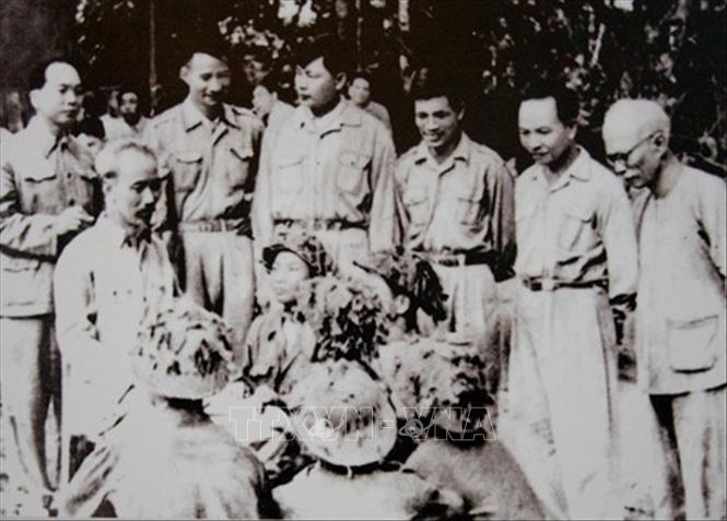 2. Đại tướng Hoàng Văn Thái (1915 – 1986) là một trong 34 chiến sĩ đầu tiên của Đội Việt Nam Tuyên truyền Giải phóng quân cùng với Đại tướng Võ Nguyên Giáp, một trong những vị tướng đầu tiên, có ảnh hưởng quan trọng trong sự hình thành và phát triển của QĐND Việt Nam, Tham mưu trưởng đắc lực bên cạnh Đại tướng Võ Nguyên Giáp trong nhiều chiến dịch quan trọng. Từng giữ nhiều vị trí quan trọng trong hai cuộc kháng chiến chống Pháp, Mỹ, với tài năng và sự cống hiến của mình, Đại tướng Hoàng Văn Thái là con người ưu tú, vị anh hùng dân tộc xuất sắc dưới thời đại Hồ Chí Minh. Trong ảnh: Thiếu tướng Hoàng Văn Thái (hàng sau, thứ hai từ trái sang, đứng cạnh Đại tướng Võ Nguyên Giáp) cùng Bác Hồ tới thăm hỏi, động viên cán bộ, chiến sĩ lập thành tích xuất sắc trong Chiến dịch Điện Biên Phủ năm 1954. Ảnh: Tư liệu/TTXVN phát