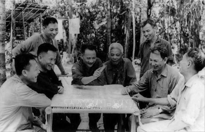 2. Đại tướng Hoàng Văn Thái (1915 – 1986) là một trong 34 chiến sĩ đầu tiên của Đội Việt Nam Tuyên truyền Giải phóng quân cùng với Đại tướng Võ Nguyên Giáp, một trong những vị tướng đầu tiên, có ảnh hưởng quan trọng trong sự hình thành và phát triển của QĐND Việt Nam, Tham mưu trưởng đắc lực bên cạnh Đại tướng Võ Nguyên Giáp trong nhiều chiến dịch quan trọng. Từng giữ nhiều vị trí quan trọng trong hai cuộc kháng chiến chống Pháp, Mỹ, với tài năng và sự cống hiến của mình, Đại tướng Hoàng Văn Thái là con người ưu tú, vị anh hùng dân tộc xuất sắc dưới thời đại Hồ Chí Minh. Trong ảnh: Trung tướng Hoàng Văn Thái (giữa) họp với các đồng chí lãnh đạo Trung ương Cục miền Nam, năm 1967. Ảnh: Tư liệu/TTXVN phát