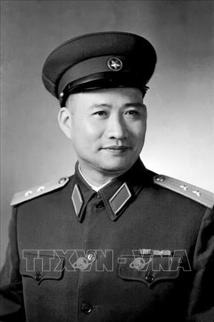 2. Đại tướng Hoàng Văn Thái (1915 – 1986) là một trong 34 chiến sĩ đầu tiên của Đội Việt Nam Tuyên truyền Giải phóng quân cùng với Đại tướng Võ Nguyên Giáp, một trong những vị tướng đầu tiên, có ảnh hưởng quan trọng trong sự hình thành và phát triển của QĐND Việt Nam, Tham mưu trưởng đắc lực bên cạnh Đại tướng Võ Nguyên Giáp trong nhiều chiến dịch quan trọng. Từng giữ nhiều vị trí quan trọng trong hai cuộc kháng chiến chống Pháp, Mỹ, với tài năng và sự cống hiến của mình, Đại tướng Hoàng Văn Thái là con người ưu tú, vị anh hùng dân tộc xuất sắc dưới thời đại Hồ Chí Minh. Trong ảnh: Đại tướng Hoàng Văn Thái. Ảnh: TTXVN
