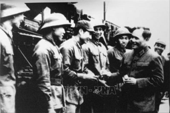 3. Đại tướng Chu Huy Mân (1913 – 2006), nguyên: Ủy viên Bộ Chính trị, Phó Chủ tịch HĐNN, Phó Bí thư Đảng ủy Quân sự TƯ, Chủ nhiệm Tổng cục Chính trị QĐND Việt Nam; là một tài năng quân sự và kiên định có tầm chiến lược và cũng rất giỏi về chiến dịch và chiến thuật, một tấm gương sáng về đạo đức cách mạng. Ông đã góp phần phát triển nghệ thuật quân sự, đặc biệt là nghệ thuật chiến dịch tổng hợp gồm hai lực lượng: Chính trị (đấu tranh chính trị, binh vận), Quân sự (ba thứ quân) là đỉnh cao chiến tranh nhân dân ở khu 5 (Đông Xuân năm 1972 ở Bắc Bình Định và cuộc Tổng tiến công và nổi dậy mùa xuân năm 1975 ở khu 5). Trong ảnh: Chủ nhiệm Tổng cục Chính trị Chu Huy Mân tới thăm, kiểm tra hoạt động của bộ đội tên lửa, tháng 2/1977. Ảnh: Tư liệu/TTXVN phát