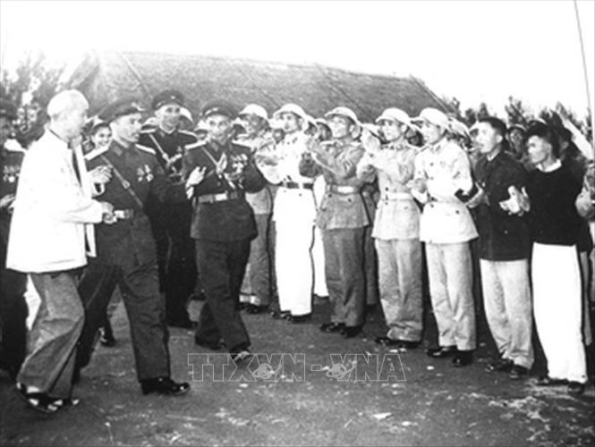 3. Đại tướng Chu Huy Mân (1913 – 2006), nguyên: Ủy viên Bộ Chính trị, Phó Chủ tịch HĐNN, Phó Bí thư Đảng ủy Quân sự TƯ, Chủ nhiệm Tổng cục Chính trị QĐND Việt Nam; là một tài năng quân sự và kiên định có tầm chiến lược và cũng rất giỏi về chiến dịch và chiến thuật, một tấm gương sáng về đạo đức cách mạng. Ông đã góp phần phát triển nghệ thuật quân sự, đặc biệt là nghệ thuật chiến dịch tổng hợp gồm hai lực lượng: Chính trị (đấu tranh chính trị, binh vận), Quân sự (ba thứ quân) là đỉnh cao chiến tranh nhân dân ở khu 5 (Đông Xuân năm 1972 ở Bắc Bình Định và cuộc Tổng tiến công và nổi dậy mùa xuân năm 1975 ở khu 5). Trong ảnh: Đại tướng Chu Huy Mân và cán bộ, chiến sĩ Quân khu 4 đón Bác Hồ về thăm đơn vị. Ảnh: Tư liệu/TTXVN phát
