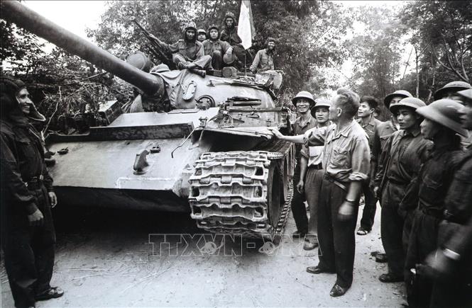 3. Đại tướng Chu Huy Mân (1913 – 2006), nguyên: Ủy viên Bộ Chính trị, Phó Chủ tịch HĐNN, Phó Bí thư Đảng ủy Quân sự TƯ, Chủ nhiệm Tổng cục Chính trị QĐND Việt Nam; là một tài năng quân sự và kiên định có tầm chiến lược và cũng rất giỏi về chiến dịch và chiến thuật, một tấm gương sáng về đạo đức cách mạng. Ông đã góp phần phát triển nghệ thuật quân sự, đặc biệt là nghệ thuật chiến dịch tổng hợp gồm hai lực lượng: Chính trị (đấu tranh chính trị, binh vận), Quân sự (ba thứ quân) là đỉnh cao chiến tranh nhân dân ở khu 5 (Đông Xuân năm 1972 ở Bắc Bình Định và cuộc Tổng tiến công và nổi dậy mùa xuân năm 1975 ở khu 5). Trong ảnh: Đại tướng, Tư lệnh Quân giải phóng khu 5 Chu Huy Mân đến thăm, động viên cán bộ, chiến sĩ đơn vị xe tăng trước giờ tấn công giải phóng thành phố Đà Nẵng (tháng 3/1975) trong cuộc Tổng tiến công và nổi dậy mùa Xuân 1975. Ảnh: Tư liệu TTXVN