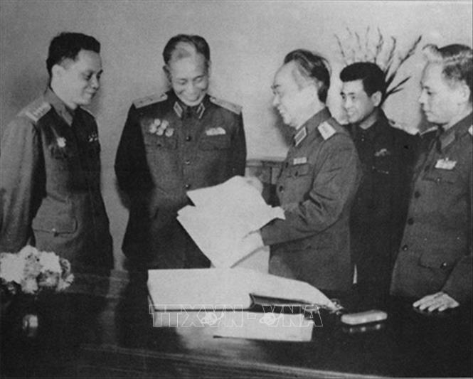 4. Đại tướng Lê Trọng Tấn (1914 – 1986), nguyên: Tổng Tham mưu trưởng QĐND Việt Nam, Thứ trưởng Bộ Quốc phòng, Phó Tư lệnh Quân Giải phóng miền Nam. Ông là vị Đại tướng Việt Nam lớn tuổi nhất vào thời điểm thụ phong: 70 tuổi, là vị tướng trận mạc, luôn có mặt ở những chiến trường gai góc và nóng bỏng nhất, có khả năng xoay chuyển cục diện trận đánh, 