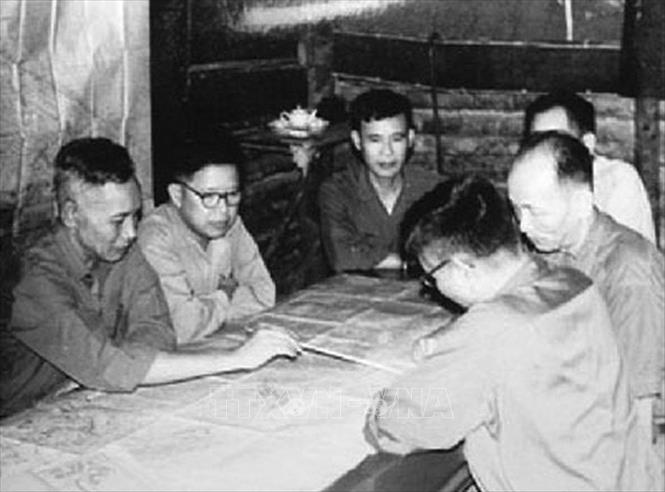 4. Đại tướng Lê Trọng Tấn (1914 – 1986), nguyên: Tổng Tham mưu trưởng QĐND Việt Nam, Thứ trưởng Bộ Quốc phòng, Phó Tư lệnh Quân Giải phóng miền Nam. Ông là vị Đại tướng Việt Nam lớn tuổi nhất vào thời điểm thụ phong: 70 tuổi, là vị tướng trận mạc, luôn có mặt ở những chiến trường gai góc và nóng bỏng nhất, có khả năng xoay chuyển cục diện trận đánh, 