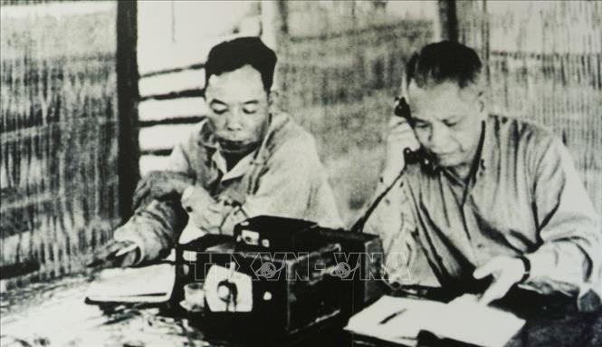 5. Đại tướng Văn Tiến Dũng (1917 – 2002), nguyên: Ủy viên Bộ Chính trị, Tổng Tham mưu trưởng QĐND Việt Nam, Bộ trưởng Bộ Quốc phòng, Bí thư Đảng ủy Quân sự Trung ương, là một vị tướng tài ba, mưu lược, nhà quân sự xuất sắc của dân tộc Việt Nam. Ông đã trực tiếp chỉ đạo, chỉ huy nhiều trận đánh, nhiều chiến dịch với cách đánh sáng tạo, biết địch, biết ta, giành thắng lợi giòn giã, trong đó tiêu biểu nhất là chỉ huy Chiến dịch Hồ Chí Minh năm 1975. Trong ảnh: Đại tướng Văn Tiến Dũng điện báo tin chiến thắng Tây Nguyên tháng 3/1975. Ảnh: Tư liệu/TTXVN phát