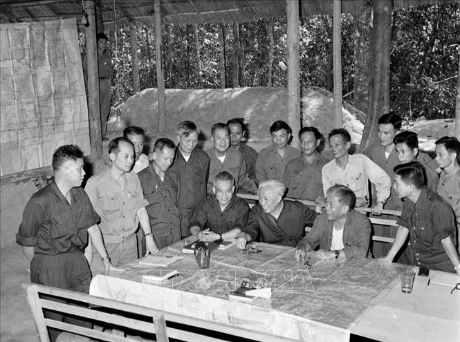 5. Đại tướng Văn Tiến Dũng (1917 – 2002), nguyên: Ủy viên Bộ Chính trị, Tổng Tham mưu trưởng QĐND Việt Nam, Bộ trưởng Bộ Quốc phòng, Bí thư Đảng ủy Quân sự Trung ương, là một vị tướng tài ba, mưu lược, nhà quân sự xuất sắc của dân tộc Việt Nam. Ông đã trực tiếp chỉ đạo, chỉ huy nhiều trận đánh, nhiều chiến dịch với cách đánh sáng tạo, biết địch, biết ta, giành thắng lợi giòn giã, trong đó tiêu biểu nhất là chỉ huy Chiến dịch Hồ Chí Minh năm 1975. Trong ảnh: Đại tướng Văn Tiến Dũng (ngồi, ngoài cùng bên trái) cùng các đồng chí trong Bộ Chỉ huy chiến dịch Hồ Chí Minh (1975). Ảnh: Tư liệu TTXVN
