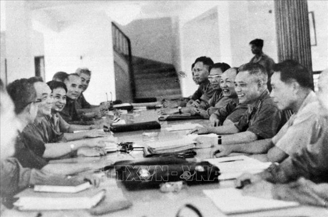5. Đại tướng Văn Tiến Dũng (1917 – 2002), nguyên: Ủy viên Bộ Chính trị, Tổng Tham mưu trưởng QĐND Việt Nam, Bộ trưởng Bộ Quốc phòng, Bí thư Đảng ủy Quân sự Trung ương, là một vị tướng tài ba, mưu lược, nhà quân sự xuất sắc của dân tộc Việt Nam. Ông đã trực tiếp chỉ đạo, chỉ huy nhiều trận đánh, nhiều chiến dịch với cách đánh sáng tạo, biết địch, biết ta, giành thắng lợi giòn giã, trong đó tiêu biểu nhất là chỉ huy Chiến dịch Hồ Chí Minh năm 1975. Trong ảnh: Đại tướng Văn Tiến Dũng (bên phải) tại cuộc họp của Quân ủy Trung ương năm 1974, chuẩn bị cho Chiến dịch Hồ Chí Minh. Ảnh: Tư liệu TTXVN