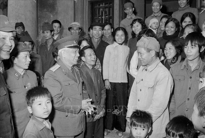 5. Đại tướng Văn Tiến Dũng (1917 – 2002), nguyên: Ủy viên Bộ Chính trị, Tổng Tham mưu trưởng QĐND Việt Nam, Bộ trưởng Bộ Quốc phòng, Bí thư Đảng ủy Quân sự Trung ương, là một vị tướng tài ba, mưu lược, nhà quân sự xuất sắc của dân tộc Việt Nam. Ông đã trực tiếp chỉ đạo, chỉ huy nhiều trận đánh, nhiều chiến dịch với cách đánh sáng tạo, biết địch, biết ta, giành thắng lợi giòn giã, trong đó tiêu biểu nhất là chỉ huy Chiến dịch Hồ Chí Minh năm 1975. Trong ảnh: Đại tướng Văn Tiến Dũng thăm xưởng in Quân đội (1983). Ảnh: Tư liệu TTXVN