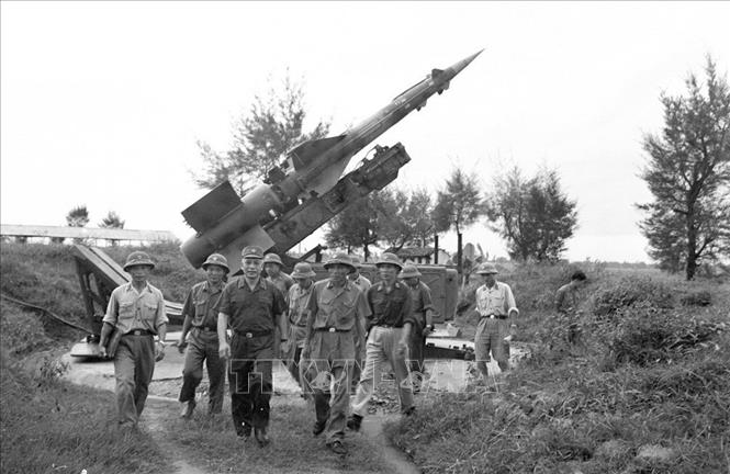 5. Đại tướng Văn Tiến Dũng (1917 – 2002), nguyên: Ủy viên Bộ Chính trị, Tổng Tham mưu trưởng QĐND Việt Nam, Bộ trưởng Bộ Quốc phòng, Bí thư Đảng ủy Quân sự Trung ương, là một vị tướng tài ba, mưu lược, nhà quân sự xuất sắc của dân tộc Việt Nam. Ông đã trực tiếp chỉ đạo, chỉ huy nhiều trận đánh, nhiều chiến dịch với cách đánh sáng tạo, biết địch, biết ta, giành thắng lợi giòn giã, trong đó tiêu biểu nhất là chỉ huy Chiến dịch Hồ Chí Minh năm 1975. Trong ảnh: Đại tướng Văn Tiến Dũng kiểm tra trận địa tên lửa của Binh đoàn Sông Đà (1978). Ảnh: Tư liệu TTXVN