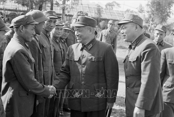 5. Đại tướng Văn Tiến Dũng (1917 – 2002), nguyên: Ủy viên Bộ Chính trị, Tổng Tham mưu trưởng QĐND Việt Nam, Bộ trưởng Bộ Quốc phòng, Bí thư Đảng ủy Quân sự Trung ương, là một vị tướng tài ba, mưu lược, nhà quân sự xuất sắc của dân tộc Việt Nam. Ông đã trực tiếp chỉ đạo, chỉ huy nhiều trận đánh, nhiều chiến dịch với cách đánh sáng tạo, biết địch, biết ta, giành thắng lợi giòn giã, trong đó tiêu biểu nhất là chỉ huy Chiến dịch Hồ Chí Minh năm 1975. Trong ảnh: Đại tướng Văn Tiến Dũng thăm Binh đoàn Quyết thắng (1975). Ảnh: Tư liệu TTXVN