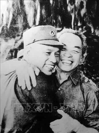 5. Đại tướng Văn Tiến Dũng (1917 – 2002), nguyên: Ủy viên Bộ Chính trị, Tổng Tham mưu trưởng QĐND Việt Nam, Bộ trưởng Bộ Quốc phòng, Bí thư Đảng ủy Quân sự Trung ương, là một vị tướng tài ba, mưu lược, nhà quân sự xuất sắc của dân tộc Việt Nam. Ông đã trực tiếp chỉ đạo, chỉ huy nhiều trận đánh, nhiều chiến dịch với cách đánh sáng tạo, biết địch, biết ta, giành thắng lợi giòn giã, trong đó tiêu biểu nhất là chỉ huy Chiến dịch Hồ Chí Minh năm 1975. Trong ảnh: Đại tướng Võ Nguyên Giáp và Đại tướng Văn Tiến Dũng gặp lại nhau sau giải phóng Sài Gòn (5/5/1975). Ảnh: Tư liệu/TTXVN phát
