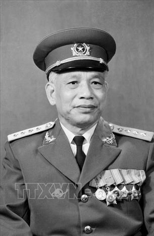 5. Đại tướng Văn Tiến Dũng (1917 – 2002), nguyên: Ủy viên Bộ Chính trị, Tổng Tham mưu trưởng QĐND Việt Nam, Bộ trưởng Bộ Quốc phòng, Bí thư Đảng ủy Quân sự Trung ương, là một vị tướng tài ba, mưu lược, nhà quân sự xuất sắc của dân tộc Việt Nam. Ông đã trực tiếp chỉ đạo, chỉ huy nhiều trận đánh, nhiều chiến dịch với cách đánh sáng tạo, biết địch, biết ta, giành thắng lợi giòn giã, trong đó tiêu biểu nhất là chỉ huy Chiến dịch Hồ Chí Minh năm 1975. Trong ảnh: Đại tướng Văn Tiến Dũng. Ảnh: TTXVN