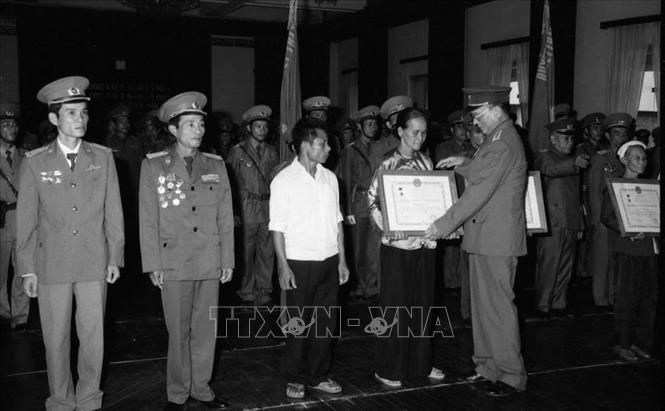 6. Đại tướng Lê Đức Anh (1/12/1920 - 22/4/2019) là cán bộ chỉ huy quân đội trực tiếp tham gia 2 cuộc kháng chiến chống Pháp, Mỹ và làm nghĩa vụ quốc tế ở Campuchia. Đảm nhiệm cương vị Chủ tịch nước trong giai đoạn đầu tiến hành công cuộc đổi mới đất nước, ông tham gia hoạch định nhiều chủ trương, chính sách quan trọng của Đảng và Nhà nước cả về đối nội và đối ngoại. Ông là một trong những nhà lãnh đạo quốc gia tầm cỡ trong thời kỳ đổi mới, nhà quân sự xuất sắc của Đảng và Nhà nước Việt Nam. Trong ảnh: Đại tướng, Bộ trưởng Quốc phòng Lê Đức Anh trao tặng Danh hiệu Anh hùng lực lượng vũ trang cho 3 đơn vị và trao 8 Huân chương Quân công hạng Nhất cho cán bộ, chiến sĩ và đại diện các gia đình có người thân hy sinh trong khi làm nhiệm vụ quốc tế tại Campuchia. Ảnh: Minh Điền - TTXVN