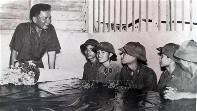 6. Đại tướng Lê Đức Anh (1/12/1920 - 22/4/2019) là cán bộ chỉ huy quân đội trực tiếp tham gia 2 cuộc kháng chiến chống Pháp, Mỹ và làm nghĩa vụ quốc tế ở Campuchia. Đảm nhiệm cương vị Chủ tịch nước trong giai đoạn đầu tiến hành công cuộc đổi mới đất nước, ông tham gia hoạch định nhiều chủ trương, chính sách quan trọng của Đảng và Nhà nước cả về đối nội và đối ngoại. Ông là một trong những nhà lãnh đạo quốc gia tầm cỡ trong thời kỳ đổi mới, nhà quân sự xuất sắc của Đảng và Nhà nước Việt Nam. Trong ảnh: Trung tướng Lê Đức Anh, Tư lệnh Quân khu 9 thăm, động viên các chiến sĩ của Tiểu đoàn tăng - thiết giáp, Quân khu 9, tháng 5/1976. Ảnh: Tư liệu/TTXVN phát