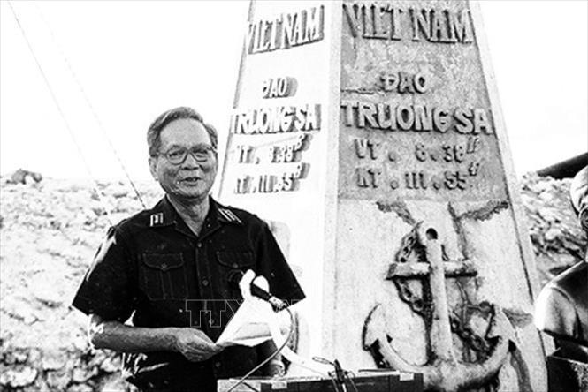 6. Đại tướng Lê Đức Anh (1/12/1920 - 22/4/2019) là cán bộ chỉ huy quân đội trực tiếp tham gia 2 cuộc kháng chiến chống Pháp, Mỹ và làm nghĩa vụ quốc tế ở Campuchia. Đảm nhiệm cương vị Chủ tịch nước trong giai đoạn đầu tiến hành công cuộc đổi mới đất nước, ông tham gia hoạch định nhiều chủ trương, chính sách quan trọng của Đảng và Nhà nước cả về đối nội và đối ngoại. Ông là một trong những nhà lãnh đạo quốc gia tầm cỡ trong thời kỳ đổi mới, nhà quân sự xuất sắc của Đảng và Nhà nước Việt Nam. Trong ảnh: Trong chuyến ra thăm Trường Sa (tháng 5/1988), Đại tướng, Bộ trưởng Quốc phòng Lê Đức Anh phát biểu về chủ quyền thiêng liêng của quần đảo Trường Sa và trách nhiệm, sứ mệnh của bộ đội Trường Sa trong việc bảo vệ chủ quyền của Tổ quốc nơi đầu sóng ngọn gió. Bài phát biểu ấy được coi như “Tuyên ngôn về Trường Sa” có sức mạnh đặc biệt đối với sự nghiệp bảo vệ chủ quyền biển đảo và toàn vẹn lãnh thổ của Tổ quốc trong thời kỳ mới. Ảnh: Tư liệu/TTXVN phát