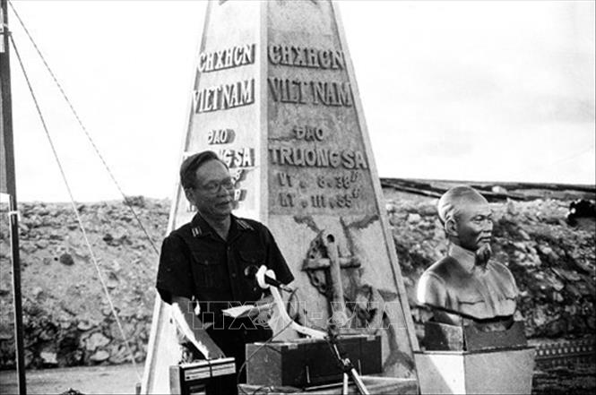 6. Đại tướng Lê Đức Anh (1/12/1920 - 22/4/2019) là cán bộ chỉ huy quân đội trực tiếp tham gia 2 cuộc kháng chiến chống Pháp, Mỹ và làm nghĩa vụ quốc tế ở Campuchia. Đảm nhiệm cương vị Chủ tịch nước trong giai đoạn đầu tiến hành công cuộc đổi mới đất nước, ông tham gia hoạch định nhiều chủ trương, chính sách quan trọng của Đảng và Nhà nước cả về đối nội và đối ngoại. Ông là một trong những nhà lãnh đạo quốc gia tầm cỡ trong thời kỳ đổi mới, nhà quân sự xuất sắc của Đảng và Nhà nước Việt Nam. Trong ảnh: Trong chuyến ra thăm Trường Sa (tháng 5/1988), Đại tướng, Bộ trưởng Quốc phòng Lê Đức Anh phát biểu về chủ quyền thiêng liêng của quần đảo Trường Sa và trách nhiệm, sứ mệnh của bộ đội Trường Sa trong việc bảo vệ chủ quyền của Tổ quốc nơi đầu sóng ngọn gió. Bài phát biểu ấy được coi như “Tuyên ngôn về Trường Sa” có sức mạnh đặc biệt đối với sự nghiệp bảo vệ chủ quyền biển đảo và toàn vẹn lãnh thổ của Tổ quốc trong thời kỳ mới. Ảnh: Tư liệu/TTXVN phát