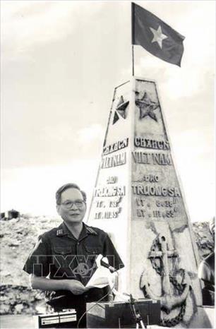 6. Đại tướng Lê Đức Anh (1/12/1920 - 22/4/2019) là cán bộ chỉ huy quân đội trực tiếp tham gia 2 cuộc kháng chiến chống Pháp, Mỹ và làm nghĩa vụ quốc tế ở Campuchia. Đảm nhiệm cương vị Chủ tịch nước trong giai đoạn đầu tiến hành công cuộc đổi mới đất nước, ông tham gia hoạch định nhiều chủ trương, chính sách quan trọng của Đảng và Nhà nước cả về đối nội và đối ngoại. Ông là một trong những nhà lãnh đạo quốc gia tầm cỡ trong thời kỳ đổi mới, nhà quân sự xuất sắc của Đảng và Nhà nước Việt Nam. Trong ảnh: Trong chuyến ra thăm Trường Sa (tháng 5/1988), Đại tướng, Bộ trưởng Quốc phòng Lê Đức Anh phát biểu về chủ quyền thiêng liêng của quần đảo Trường Sa và trách nhiệm, sứ mệnh của bộ đội Trường Sa trong việc bảo vệ chủ quyền của Tổ quốc nơi đầu sóng ngọn gió. Bài phát biểu ấy được coi như “Tuyên ngôn về Trường Sa” có sức mạnh đặc biệt đối với sự nghiệp bảo vệ chủ quyền biển đảo và toàn vẹn lãnh thổ của Tổ quốc trong thời kỳ mới. Ảnh: Tư liệu/TTXVN phát