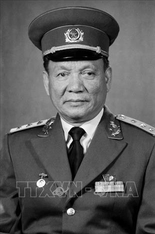 6. Đại tướng Lê Đức Anh (1/12/1920 - 22/4/2019) là cán bộ chỉ huy quân đội trực tiếp tham gia 2 cuộc kháng chiến chống Pháp, Mỹ và làm nghĩa vụ quốc tế ở Campuchia. Đảm nhiệm cương vị Chủ tịch nước trong giai đoạn đầu tiến hành công cuộc đổi mới đất nước, ông tham gia hoạch định nhiều chủ trương, chính sách quan trọng của Đảng và Nhà nước cả về đối nội và đối ngoại. Ông là một trong những nhà lãnh đạo quốc gia tầm cỡ trong thời kỳ đổi mới, nhà quân sự xuất sắc của Đảng và Nhà nước Việt Nam. Trong ảnh: Đại tướng Lê Đức Anh. Ảnh: TTXVN  