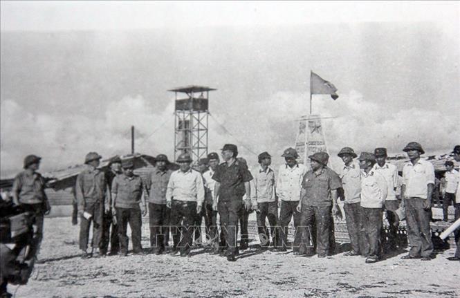 6. Đại tướng Lê Đức Anh (1/12/1920 - 22/4/2019) là cán bộ chỉ huy quân đội trực tiếp tham gia 2 cuộc kháng chiến chống Pháp, Mỹ và làm nghĩa vụ quốc tế ở Campuchia. Đảm nhiệm cương vị Chủ tịch nước trong giai đoạn đầu tiến hành công cuộc đổi mới đất nước, ông tham gia hoạch định nhiều chủ trương, chính sách quan trọng của Đảng và Nhà nước cả về đối nội và đối ngoại. Ông là một trong những nhà lãnh đạo quốc gia tầm cỡ trong thời kỳ đổi mới, nhà quân sự xuất sắc của Đảng và Nhà nước Việt Nam. Trong ảnh: Đại tướng, Bộ trưởng Quốc phòng Lê Đức Anh ra thăm Trường Sa (tháng 5/1988). Tại đây, Đại tướng có bài phát biểu về chủ quyền thiêng liêng của quần đảo Trường Sa và trách nhiệm, sứ mệnh của bộ đội Trường Sa trong việc bảo vệ chủ quyền của Tổ quốc nơi đầu sóng ngọn gió. Bài phát biểu ấy được coi như “Tuyên ngôn về Trường Sa” có sức mạnh đặc biệt đối với sự nghiệp bảo vệ chủ quyền biển đảo và toàn vẹn lãnh thổ của Tổ quốc trong thời kỳ mới. Ảnh: Tư liệu/TTXVN phát