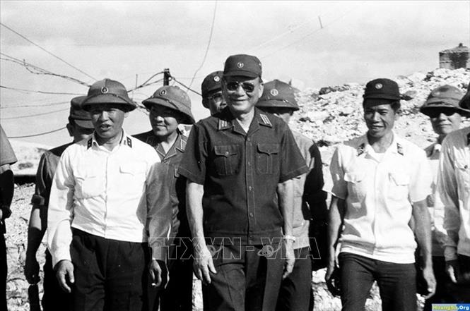 6. Đại tướng Lê Đức Anh (1/12/1920 - 22/4/2019) là cán bộ chỉ huy quân đội trực tiếp tham gia 2 cuộc kháng chiến chống Pháp, Mỹ và làm nghĩa vụ quốc tế ở Campuchia. Đảm nhiệm cương vị Chủ tịch nước trong giai đoạn đầu tiến hành công cuộc đổi mới đất nước, ông tham gia hoạch định nhiều chủ trương, chính sách quan trọng của Đảng và Nhà nước cả về đối nội và đối ngoại. Ông là một trong những nhà lãnh đạo quốc gia tầm cỡ trong thời kỳ đổi mới, nhà quân sự xuất sắc của Đảng và Nhà nước Việt Nam. Trong ảnh: Đại tướng, Bộ trưởng Quốc phòng Lê Đức Anh ra thăm Trường Sa (tháng 5/1988). Tại đây, Đại tướng có bài phát biểu về chủ quyền thiêng liêng của quần đảo Trường Sa và trách nhiệm, sứ mệnh của bộ đội Trường Sa trong việc bảo vệ chủ quyền của Tổ quốc nơi đầu sóng ngọn gió. Bài phát biểu ấy được coi như “Tuyên ngôn về Trường Sa” có sức mạnh đặc biệt đối với sự nghiệp bảo vệ chủ quyền biển đảo và toàn vẹn lãnh thổ của Tổ quốc trong thời kỳ mới. Ảnh: Tư liệu/TTXVN phát