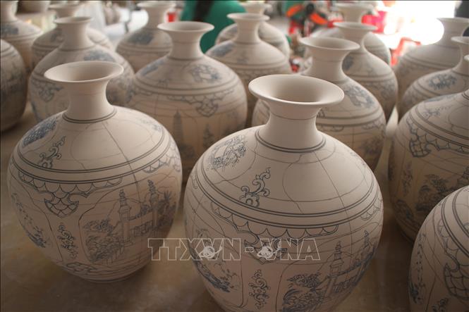 Trong ảnh: Các sản phẩm gốm ở xưởng của anh Phạm Văn Vang. Ảnh: Thùy Dung - TTXVN