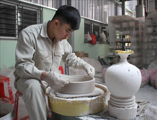 Trong ảnh: Thợ làm gốm tại xưởng của anh Phạm Văn Vang. Ảnh: Thùy Dung - TTXVN