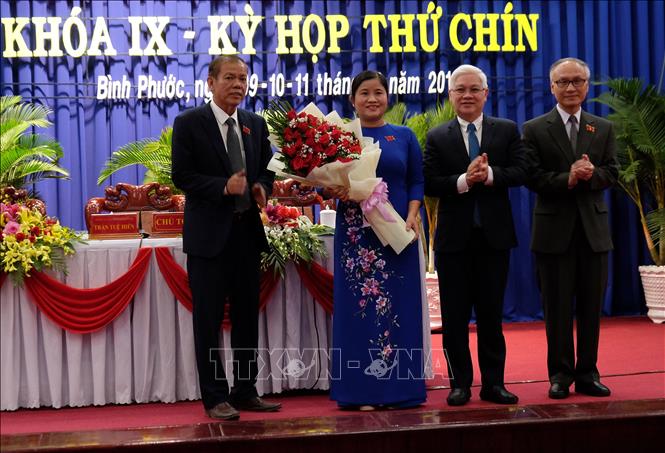 Trong ảnh: Lãnh đạo tỉnh Bình Phước tặng hoa chúc mừng bà Trần Tuệ Hiền. Ảnh: Dương Chí Tưởng-TTXVN