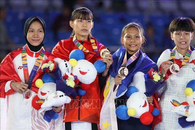 Trong ảnh: VĐV Trần Thị Ánh Tuyết chụp ảnh cùng các VĐV đoạt Huy chương Bạc và Huy chương Đồng. Ảnh: Hoàng Linh - TTXVN