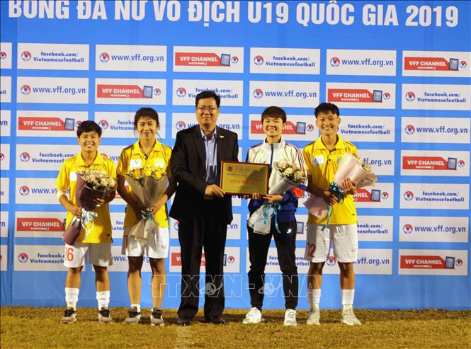 Trong ảnh: Ông Lê Xuân Huy, Giám đốc Sở Văn hóa, Thể thao và Du lịch Hà Nam trao giải cho 4 cầu thủ đoạt danh hiệu 