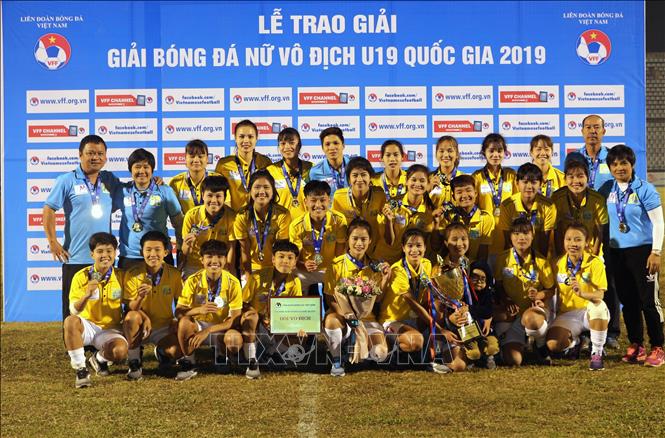 Trong ảnh: Ban tổ chức giải trao cúp, cờ, huy chương và tiền thưởng cho đội vô địch U19 Hà Nội. Ảnh: Đại Nghĩa - TTXVN