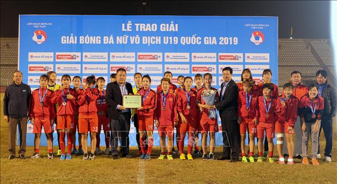 Trong ảnh: Ban tổ chức giải trao giải Ba cho đội U19 Phong Phú Hà Nam. Ảnh: Đại Nghĩa - TTXVN