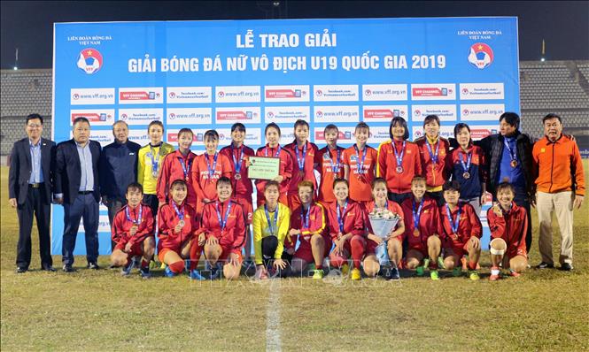 Trong ảnh: Ban tổ chức giải trao giải Ba cho đội U19 Phong Phú Hà Nam. Ảnh: Đại Nghĩa - TTXVN