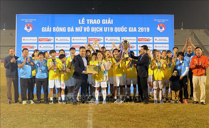 Trong ảnh: Ban tổ chức giải trao cúp, cờ, huy chương và 50 triệu đồng tiền thưởng cho đội vô địch U19 Hà Nội. Ảnh: Đại Nghĩa - TTXVN