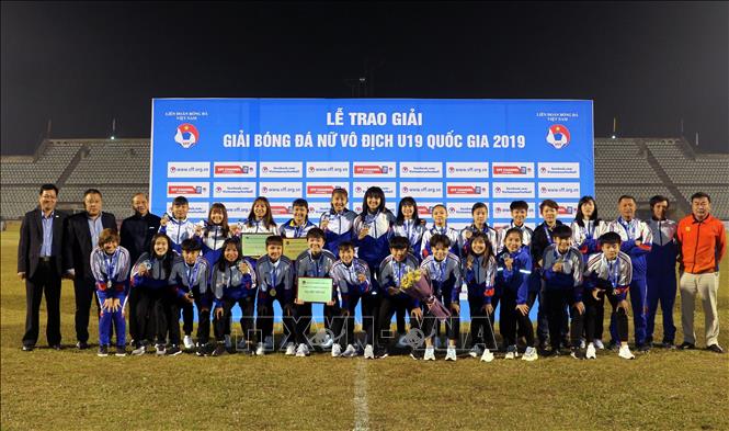Trong ảnh: Ban tổ chức giải trao giải Nhì cho đội U19 TP Hồ Chí Minh. Ảnh: Đại Nghĩa - TTXVN
