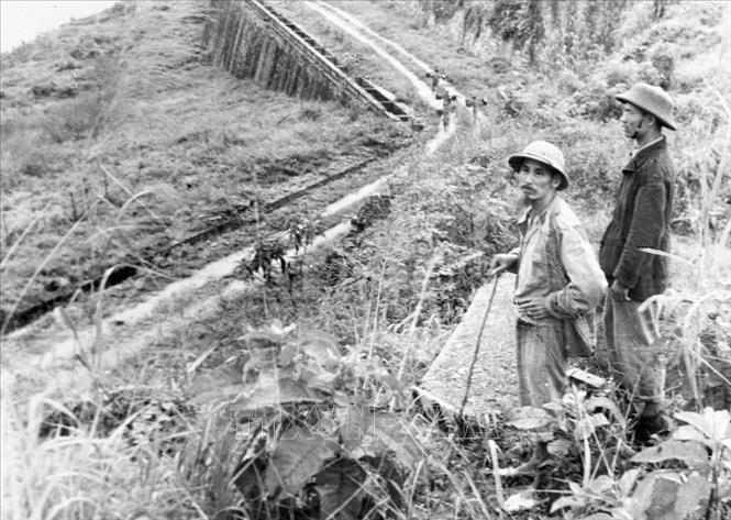 Trong ảnh: Chủ tịch Hồ Chí Minh trên đường đi Chiến dịch Biên giới năm 1950. Ảnh: TTXVN