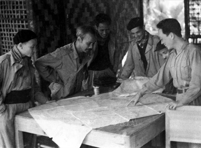 Trong ảnh: Chủ tịch Hồ Chí Minh cùng các đồng chí trong Thường vụ Trung ương Đảng bàn kế hoạch mở Chiến dịch Biên giới năm 1950. Ảnh: TTXVN