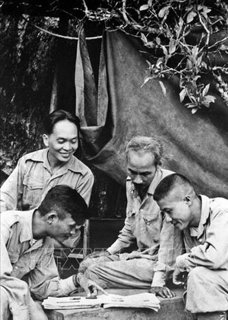 Trong ảnh: Chủ tịch Hồ Chí Minh, Đại tướng Võ Nguyên Giáp cùng các đồng chí trong Bộ Tư lệnh Chiến dịch Biên giới (1950) bàn kế hoạch tác chiến. Ảnh: TTXVN