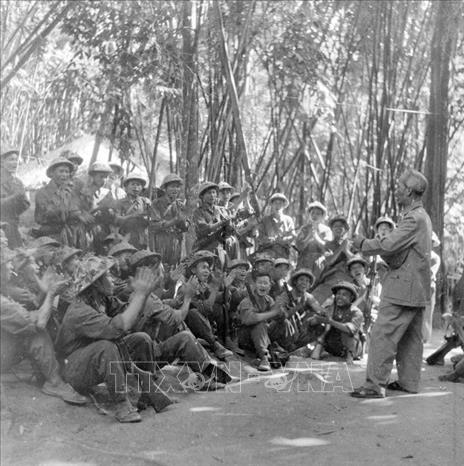 Trong ảnh: Chủ tịch Hồ Chí Minh đến thăm và nói chuyện với cán bộ, chiến sĩ tham gia Chiến dịch Biên giới năm 1950. Ảnh TTXVN
