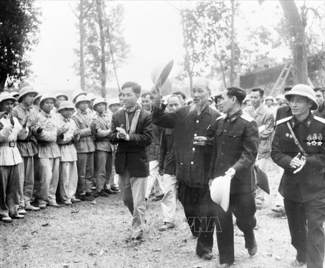 Trong ảnh: Chủ tịch Hồ Chí Minh thăm một đơn vị bộ đội tỉnh Vĩnh Phúc (2/3/1963). Ảnh: TTXVN