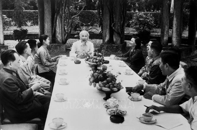 Trong ảnh: Bác Hồ tiếp Đoàn đại biểu Anh hùng, Chiến sĩ thi đua các Lực lượng vũ trang nhân dân giải phóng miền Nam ra thăm miền Bắc, ngày 15/11/1965. Ảnh: TTXVN